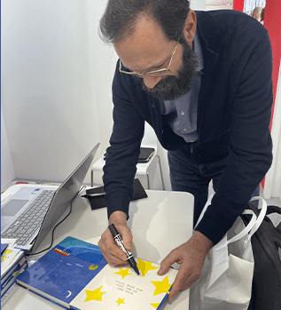 サイン中のクリーマさん