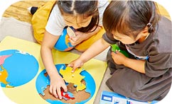 絵本と世界地図を組み合わせ