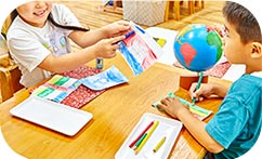 絵本を見ながら万国旗づくり